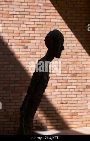 Francia, Alpes Maritimes, Saint Paul de Vence, la Fondazione Maeght, l'uomo a piedi, 1960, scultura di Alberto Giacometti Foto Stock