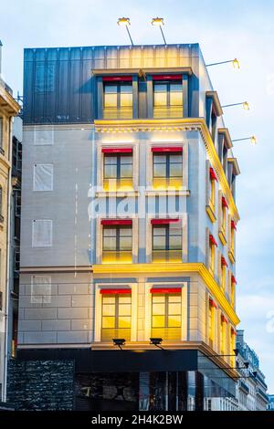 Francia, Parigi, Rue de la Paix, ristrutturazione del negozio Cartier, trompe l'oeil a forma di un edificio parigino per nascondere i bungalow del cantiere (Algeco) Foto Stock
