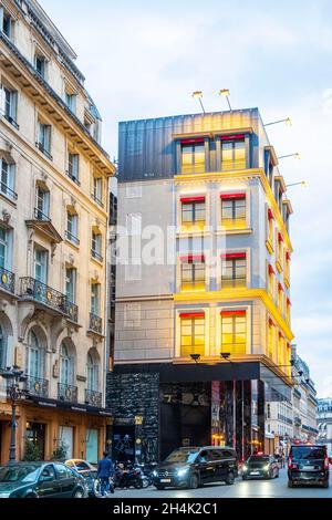 Francia, Parigi, Rue de la Paix, ristrutturazione del negozio Cartier, trompe l'oeil a forma di un edificio parigino per nascondere i bungalow del cantiere (Algeco) Foto Stock