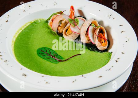 Spaghetti neri con calamari, gamberi, cozze e salsa vegetale Foto Stock