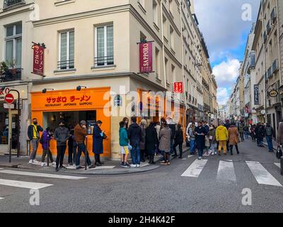 Parigi, Francia, linea di persone al di fuori del ristorante giapponese Sapporo sulla strada nella zona dell'Opera, quartiere di Parigi Foto Stock