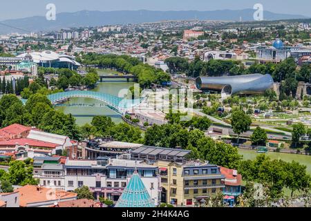 Vista aerea del fiume Mtkvari a Tbilisi, Georgia Foto Stock