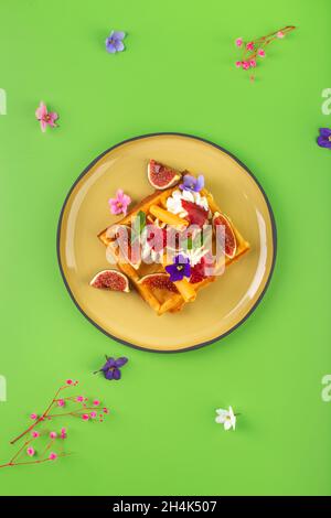 Cialde belghe con fiori di fichi crema e bacche Foto Stock