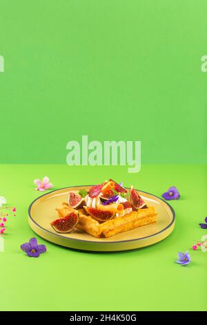 Cialde belghe con fiori di fichi crema e bacche Foto Stock