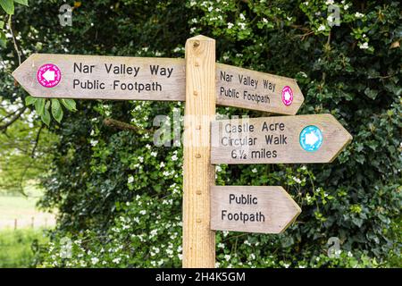Segnaletica pubblica per la Nar Valley Way e la passeggiata circolare del Castello Acre a Castle Acre, Norfolk UK Foto Stock