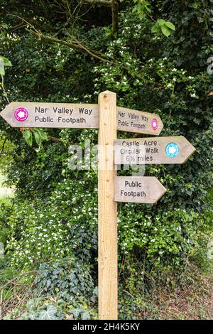 Segnaletica pubblica per la Nar Valley Way e la passeggiata circolare del Castello Acre a Castle Acre, Norfolk UK Foto Stock