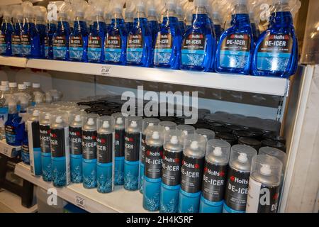 Lattine e bottiglie di sbrinatore in un supermercato a Norfolk Inghilterra Foto Stock