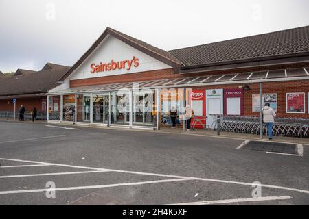 Gli amanti dello shopping all'ingresso del supermercato Sainsbury a Pound Lane Norwich Norfolk Inghilterra Foto Stock