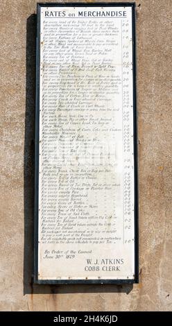 Storico poster che elenca i tassi di imposta sul merchandise dal Cobb Clerk W J Atkins 1879 il Cobb Lyme Regis Dorset Inghilterra GB Europa Foto Stock