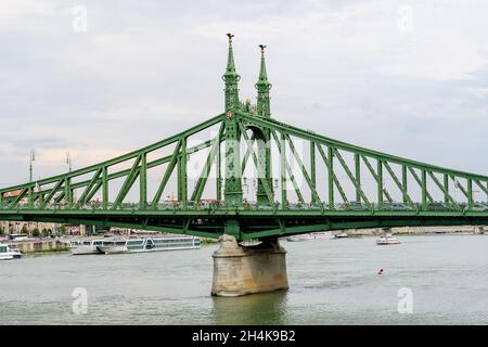 Paesaggio con Ponte della libertà (Szabadság híd) sul Danubio a Budapest, Ungheria Foto Stock