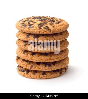 Vista frontale dei biscotti impilati con scaglie di cioccolato isolati sul bianco Foto Stock