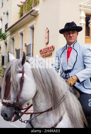 Uomo a cavallo vestito in tipico costume andaluso Foto Stock