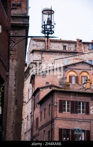 Case a schiera in mattoni a strati nella Siena medievale, in Italia. Foto Stock