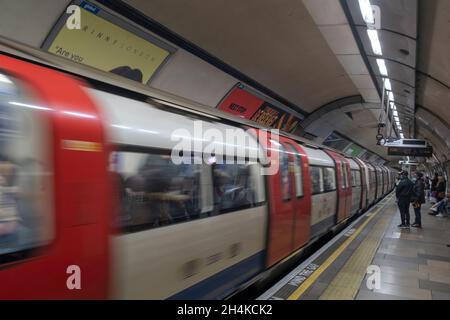 London, Kennington, Southbound Morden treno che arriva sulla piattaforma alla stazione metropolitana di Kennington Foto Stock
