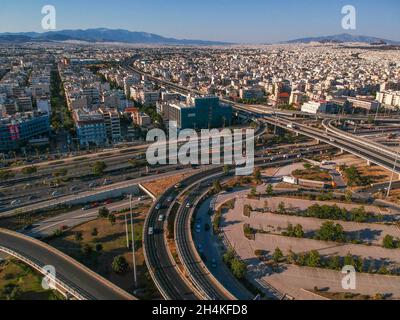 Veicoli che elevano una delle strade più complesse di Atene, il famoso incrocio stradale a Faliro, Pireo. Vista aerea su Attica in Grecia Foto Stock