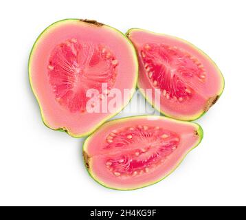 Fette di frutta guava isolate su sfondo bianco con percorso di ritaglio e piena profondità di campo. Vista dall'alto. Disposizione piatta Foto Stock