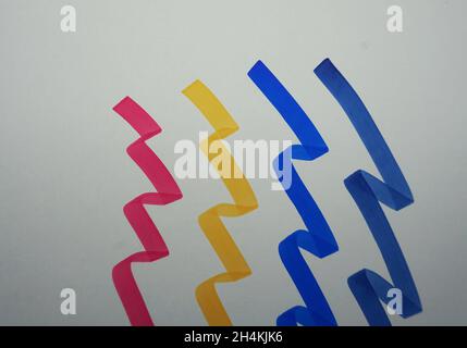 Esercitarsi a disegnare linee colorate con marcatore copico , curve, linee rette Foto Stock