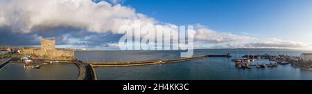 Carrickfergus vicino Belfast, Irlanda del Nord, Regno Unito. Ampio panorama aereo del castello medievale normanno, porticciolo con yacht, rampa di imbarco, frangiflutti e Belfas Foto Stock