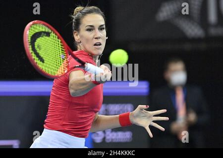 Praga, Repubblica Ceca. 03 novembre 2021. Nuria Parrizas-Diaz (Spagna) in azione durante la partita del gruppo C contro Sloane Stephens (USA), il 3 novembre 2021, a Praga, Repubblica Ceca, All'interno del tennis femminile Billie Jean King Cup (ex Fed Cup). Credit: Vit Simanek/CTK Photo/Alamy Live News Foto Stock