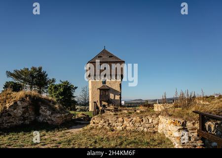 Vista delle rovine del castello di Hartenstejn nella Boemia occidentale, Repubblica Ceca. Castello medievale tardo gotico situato su collina prominente. Vista della torre panoramica Foto Stock
