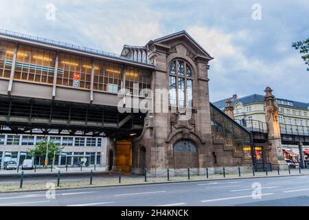 BERLINO, GERMANIA - 18 AGOSTO 2017: Vista della stazione metropolitana di Berlino della U-Bahn di Burlowstrasse. Foto Stock