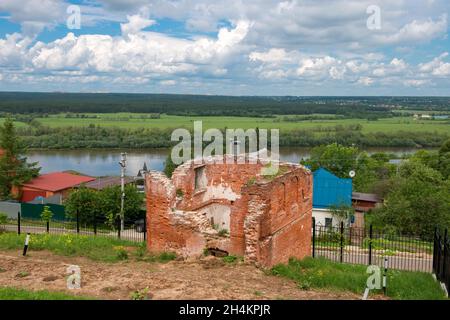 Resti di una torre distrutta sulla riva alta del fiume Oka nella città di Kashira, Russia Foto Stock