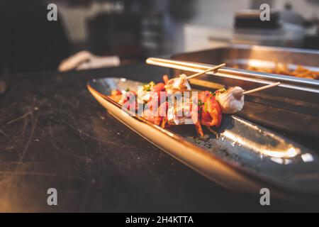 Brochette di pollo nella cucina di un ristorante Foto Stock