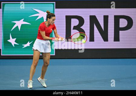 Praga, Repubblica Ceca. 03 novembre 2021. Nuria Parrizas-Diaz (Spagna) in azione durante la partita del gruppo C contro Sloane Stephens (USA), il 3 novembre 2021, a Praga, Repubblica Ceca, All'interno del tennis femminile Billie Jean King Cup (ex Fed Cup). Credit: Michal Kamaryt/CTK Photo/Alamy Live News Foto Stock