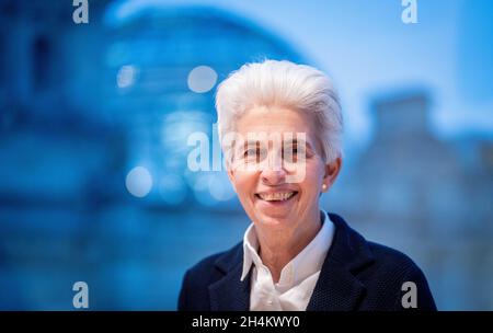 Berlino, Germania. 03 novembre 2021. Marie-Agnes Strack-Zimmermann, membro del Bundestag, membro dell'esecutivo federale e politico della difesa dell'FDP, guarda la macchina fotografica del fotografo nella casa di Jakob Kaiser di fronte all'edificio del Reichstag. Credit: Kay Nietfeld/dpa/Alamy Live News Foto Stock