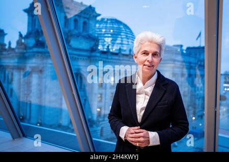 Berlino, Germania. 03 novembre 2021. Marie-Agnes Strack-Zimmermann, membro del Bundestag, membro dell'esecutivo federale e politico della difesa dell'FDP, guarda la macchina fotografica del fotografo nella casa di Jakob Kaiser di fronte all'edificio del Reichstag. Credit: Kay Nietfeld/dpa/Alamy Live News Foto Stock