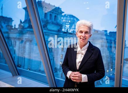 Berlino, Germania. 03 novembre 2021. Marie-Agnes Strack-Zimmermann, membro del Bundestag, membro dell'esecutivo federale e politico della difesa dell'FDP, guarda la macchina fotografica del fotografo nella casa di Jakob Kaiser di fronte all'edificio del Reichstag. Credit: Kay Nietfeld/dpa/Alamy Live News Foto Stock