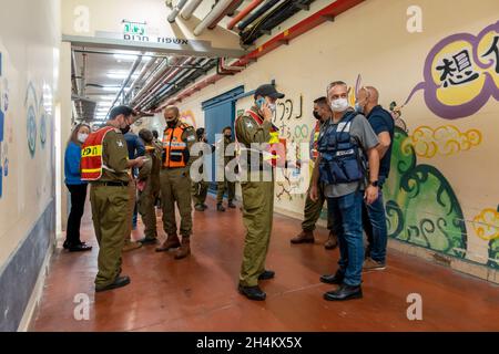 I membri del comando Homefront di IDF hanno partecipato a un esercizio di simulazione di emergenza presso il Centro medico di Galilea il 02 novembre 2021 a Nahariya, Israele. Lo scopo del trivello è quello di addestrare i soccorritori e il personale medico degli ospedali a rispondere ad una guerra immaginata contro il gruppo militante libanese Hezbollah che ha causato vittime di massa. Foto Stock