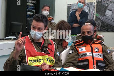 I membri del comando Homefront di IDF hanno partecipato a un esercizio di simulazione di emergenza presso il Centro medico di Galilea il 02 novembre 2021 a Nahariya, Israele. Lo scopo del trivello è quello di addestrare i soccorritori e il personale medico degli ospedali a rispondere ad una guerra immaginata contro il gruppo militante libanese Hezbollah che ha causato vittime di massa. Foto Stock