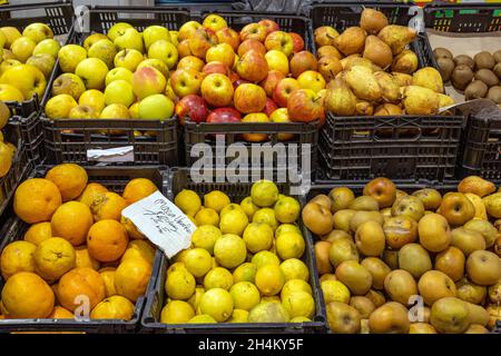 Mele, arance e pere destinate alla vendita sul mercato Foto Stock