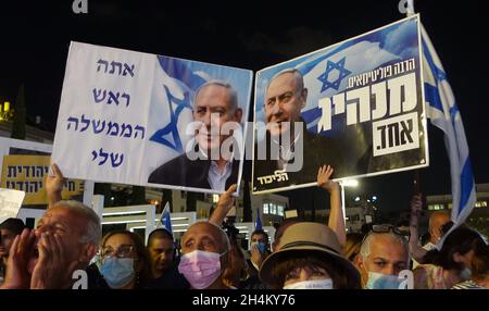 I manifestanti di destra hanno dei segnali che portano l'immagine del leader dell'opposizione Benjamin Netanyahu mentre si riuniscono per protestare contro le politiche governative e reinstallare Netanyahu come primo ministro in Piazza Habima il 02 novembre 2021 a Tel Aviv, Israele. Attivisti nazionali-religiosi e coloni ebrei stanno abbandonando il primo ministro di destra Naftali Bennett a causa della sua partnership con partiti centristi e di sinistra. Foto Stock