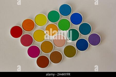 Colori delle lattine di vernice tavolozza, lattine aperte vista dall'alto isolato su sfondo blu Foto Stock