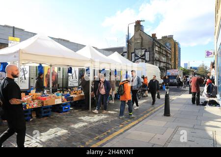 Il sole autunnale sull'hip Sclater Street, parte del mercato domenicale di Brick Lane a Londra est, Regno Unito Foto Stock