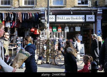 Brick Lane Bookshop sulla vivace strada di Tower Hamlets, nella zona est di Londra, Regno Unito Foto Stock