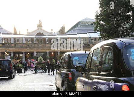 La facciata est del centro commerciale Covent Garden da Russell Street, a Londra, Regno Unito Foto Stock