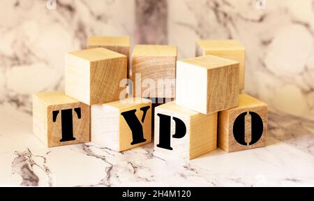 Parola typo di blocchi di legno su un tavolo di marmo Foto Stock