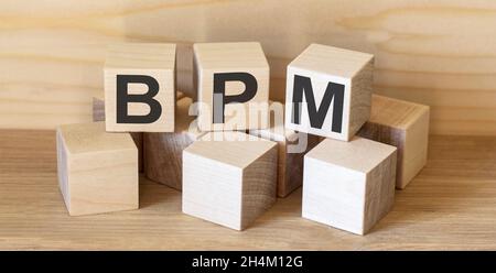 BPM text Gestione dei processi aziendali sui cubi di legno Foto Stock