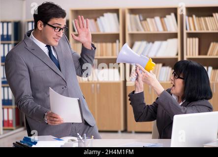 Il boss arrabbiato che rappresola il dipendente subordinato Foto Stock