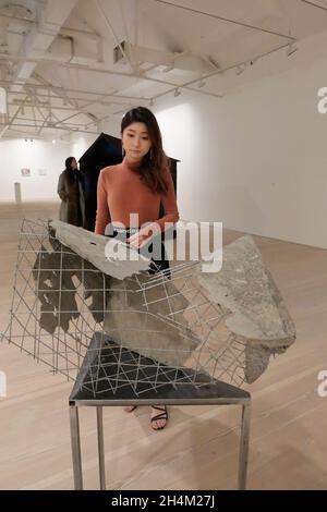 La Saatchi Gallery presenta la mostra principale ai laureati ma dei principali programmi artistici di Londra per i prossimi London Grads Now .21 Exhibition .dopo il successo dei London Grads Now nel 2020 la galleria Saatchi annuncia London Grads Now 21 apertura dal 4 novembre al 16 gennaio , 2022 .questa seconda edizione mira a sostenere e evidenziare gli artisti emergenti di oggi e presenterà oltre 200 opere d'arte create e curate da laureati ma provenienti da sette delle principali scuole d'arte di Londra ... Foto Stock