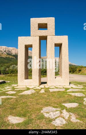 Juradvor, Croazia - 4 settembre 2021. Parte del sentiero dell'alfabeto glagolitico della Valle di Baska, il più antico alfabeto slavo conosciuto risalente al 9 ° secolo Foto Stock