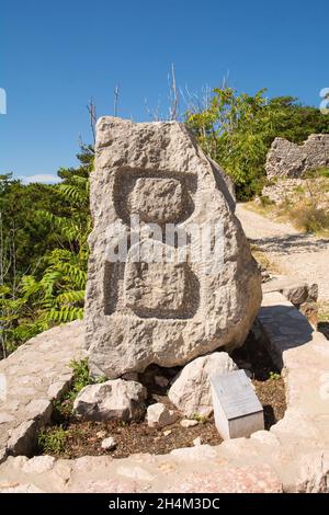 Baska, Croazia - 4 settembre 2021. Parte del Sentiero dell'alfabeto glagolitico della Valle di Baska, il più antico alfabeto slavo conosciuto del IX secolo. Foto Stock