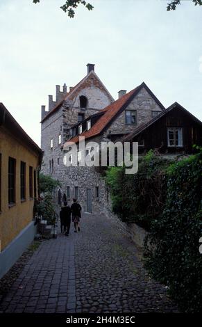 VISBY, GOTLAND NEL 1993, ANALOGICO. Vista sulle strade strette e gli edifici della città vecchia. Estate. Persone non identificate. Uso editoriale. Foto Stock