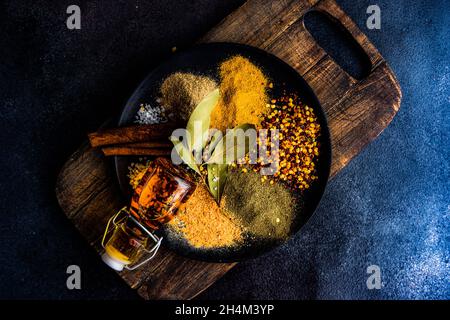 Varietà di spezie tradizionali georgiane in forma di albero di Natale Foto Stock