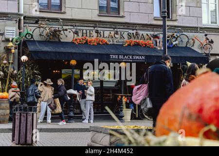 Ristorante nero cigno Mosca persone foto sparare Street.Russia, Mosca, 13okt2021. Foto Stock