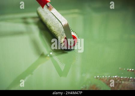 Utensili per pavimentazione epossidica, preparazione e applicazione di resina epossidica verde Foto Stock