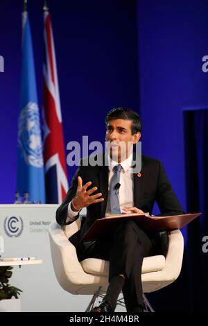 Glasgow, Lanarkshire, Regno Unito. 4 Dic 2021. Il Cancelliere del governo britannico, Rishi Sunak, ha parlato ai paesi della finanza al vertice COP26 sui cambiamenti climatici a Glasgow. Sunak ha presieduto una tavola rotonda sul tema "portare un sistema finanziario per un futuro netto zero e resiliente". Ha invitato i relatori (da sinistra a destra): Ministro dell'economia, Arbelche Azucena, Uruguay; Mathias Cormann, Segretario generale dell'OCSE; Alison Rose, Chief Executive NatWest Group; Carlos Dominguez, segretario delle finanze, Filippine; Chanceller britannico dello scacchiere, Rishi Sunak. (Credit Image: © Rod Harbinson/ZUMA Press Wire) Foto Stock